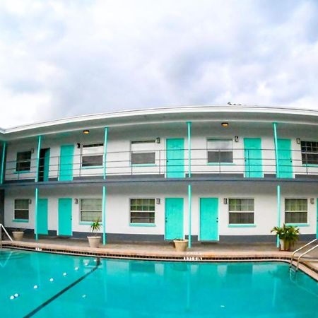 Uptown Inn & Suites St. Petersburg Exterior photo