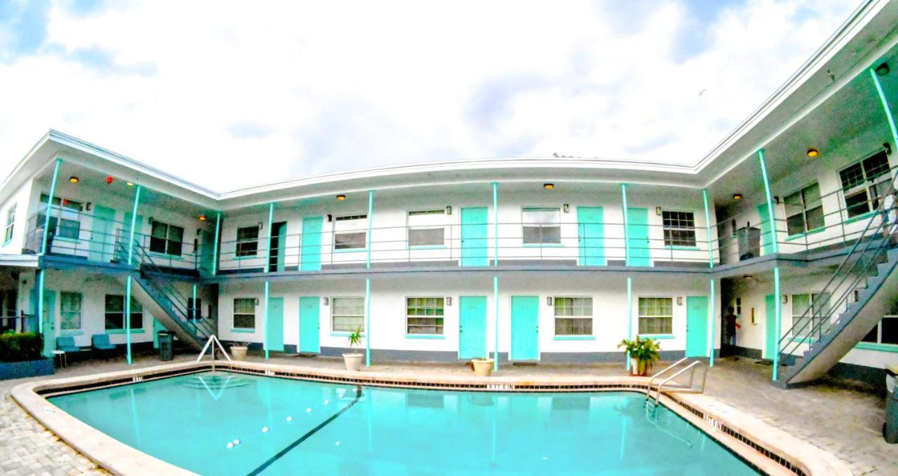 Uptown Inn & Suites St. Petersburg Exterior photo