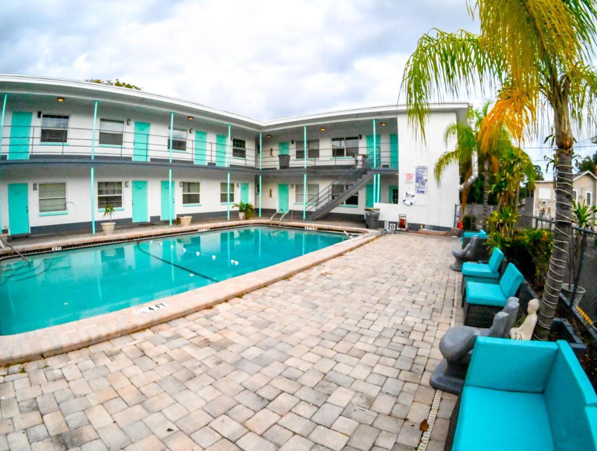 Uptown Inn & Suites St. Petersburg Exterior photo
