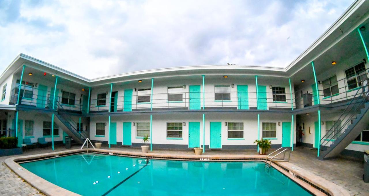 Uptown Inn & Suites St. Petersburg Exterior photo